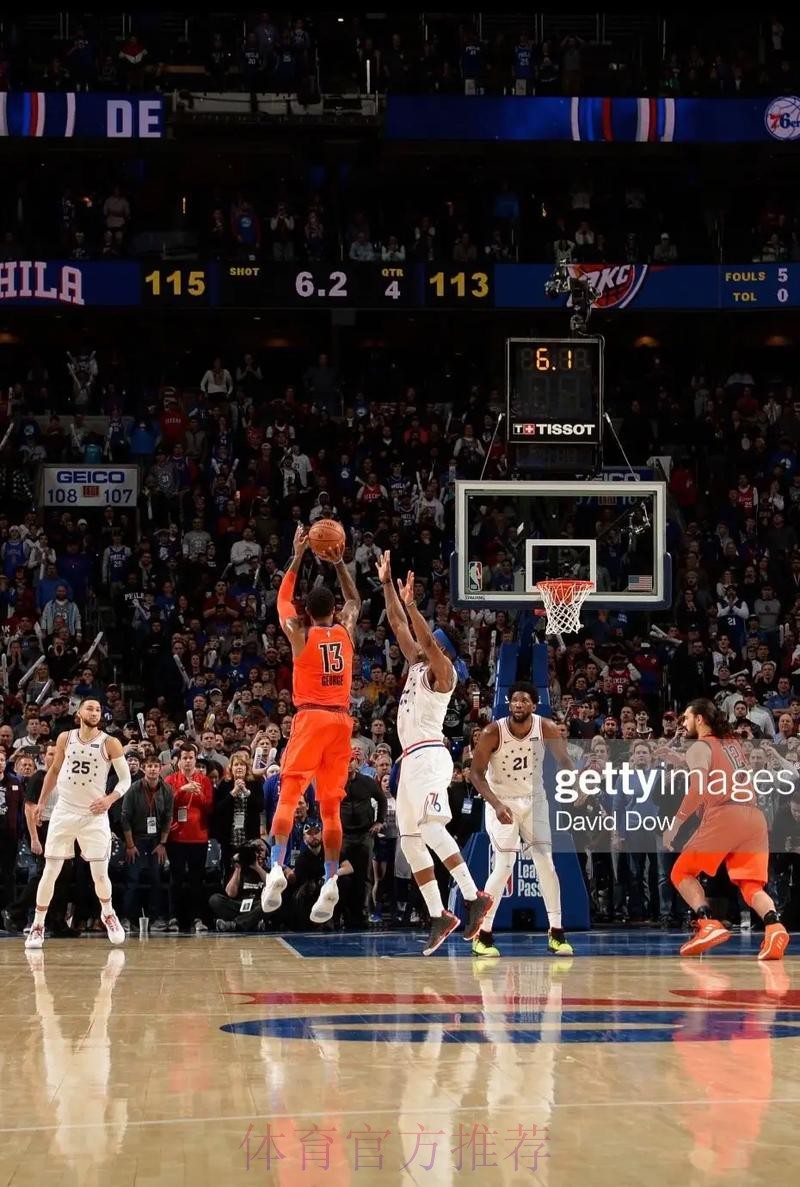 乔治分球失误 克尼佩尔断球反击劈扣