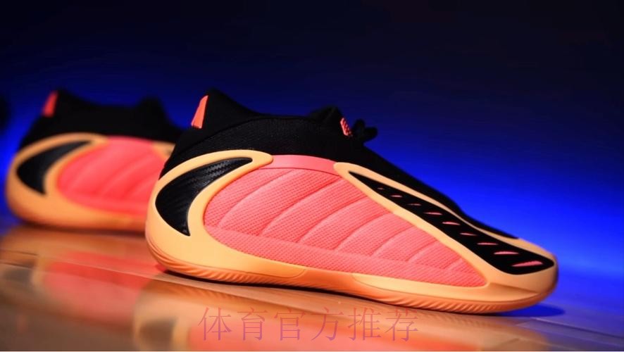 爱德华兹穿着粉色AE2，得到23分2篮板3助攻